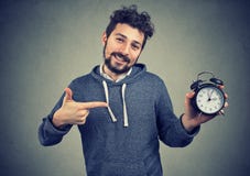 Νέο εκφραστικό ευτυχές ξυπνητήρι εκμετάλλευσης ατόμων hipster στοκ φωτογραφία Νέο εκφραστικό ευτυχές ξυπνητήρι εκμετάλλευσης ατόμων hipster στοκ φωτογραφία