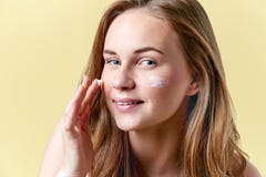 Νέο ελκυστικό redhead να ισχύσει γυναικών moisturiser αντιμετωπίζει την κρέμα, χαμογελώντας και εξετάζοντας τη κάμερα Ομορφιά, sk στοκ εικόνα με δικαίωμα ελεύθερης χρήσης Νέο ελκυστικό redhead να ισχύσει γυναικών moisturiser αντιμετωπίζει την κρέμα, χαμογελώντας και εξετάζοντας τη κάμερα Ομορφιά, sk στοκ εικόνα με δικαίωμα ελεύθερης χρήσης