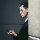 Νέο επιχειρησιακό άτομο που χρησιμοποιεί το έξυπνο τηλέφωνο στην οδό πόλεων Στοκ φωτογραφία με δικαίωμα ελεύθερης χρήσης Νέο επιχειρησιακό άτομο που χρησιμοποιεί το έξυπνο τηλέφωνο στην οδό πόλεων Στοκ φωτογραφία με δικαίωμα ελεύθερης χρήσης