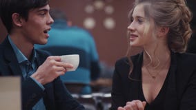 Νέο ευτυχές ζεύγος που μιλούν ελεύθερα και καφές κατανάλωσης κατά μια ημερομηνία σε ένα νέο ακριβό εστιατόριο απόθεμα βίντεο Νέο ευτυχές ζεύγος που μιλούν ελεύθερα και καφές κατανάλωσης κατά μια ημερομηνία σε ένα νέο ακριβό εστιατόριο απόθεμα βίντεο