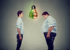 Νέο ευτυχές λεπτό άτομο που εξετάζει το λυπημένο παχύ τύπο ο ίδιος Σωστή έννοια διατροφής επιλογής διατροφής στοκ εικόνες με δικαίωμα ελεύθερης χρήσης Νέο ευτυχές λεπτό άτομο που εξετάζει το λυπημένο παχύ τύπο ο ίδιος Σωστή έννοια διατροφής επιλογής διατροφής στοκ εικόνες με δικαίωμα ελεύθερης χρήσης