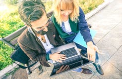 Νέο ζεύγος hipster που χρησιμοποιεί το lap-top υπολογιστών στην αστική υπαίθρια θέση - σύγχρονη έννοια διασκέδασης με τα millenia στοκ φωτογραφίες Νέο ζεύγος hipster που χρησιμοποιεί το lap-top υπολογιστών στην αστική υπαίθρια θέση - σύγχρονη έννοια διασκέδασης με τα millenia στοκ φωτογραφίες