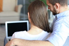 Νέο ζεύγος που κάνει κάποιες σε απευθείας σύνδεση αγορές στο σπίτι, χρησιμοποιώντας ένα lap-top στον καναπέ στοκ φωτογραφία με δικαίωμα ελεύθερης χρήσης Νέο ζεύγος που κάνει κάποιες σε απευθείας σύνδεση αγορές στο σπίτι, χρησιμοποιώντας ένα lap-top στον καναπέ στοκ φωτογραφία με δικαίωμα ελεύθερης χρήσης