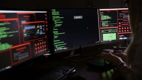 Νέο θηλυκό στο σκοτάδι που εισάγει τα στοιχεία, κώδικες υπολογιστών, σπάζοντας σύστημα ασφαλείας Νέο θηλυκό στο σκοτάδι που εισάγει τα στοιχεία, κώδικες υπολογιστών, σπάζοντας σύστημα ασφαλείας