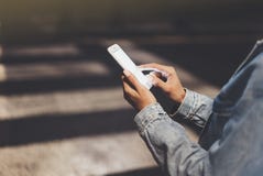 Νέο κορίτσι που δείχνει το δάχτυλο στο smartphone οθόνης στο φως πυράκτωσης υποβάθρου bokeh στην ατμοσφαιρική πόλη Χριστουγέννων στοκ φωτογραφίες με δικαίωμα ελεύθερης χρήσης Νέο κορίτσι που δείχνει το δάχτυλο στο smartphone οθόνης στο φως πυράκτωσης υποβάθρου bokeh στην ατμοσφαιρική πόλη Χριστουγέννων στοκ φωτογραφίες με δικαίωμα ελεύθερης χρήσης
