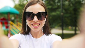Νέο κορίτσι που κάνει τηλεοπτικό selfie και που έχει τη διασκέδαση στο πάρκο φιλμ μικρού μήκους Νέο κορίτσι που κάνει τηλεοπτικό selfie και που έχει τη διασκέδαση στο πάρκο φιλμ μικρού μήκους