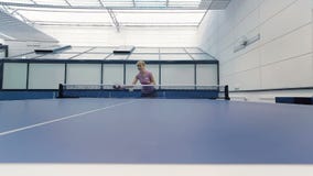 Νέο κορίτσι που παίζει την αντισφαίριση στο δικαστήριο απόθεμα βίντεο Νέο κορίτσι που παίζει την αντισφαίριση στο δικαστήριο απόθεμα βίντεο
