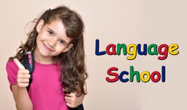 Νέο κορίτσι που παρουσιάζει αντίχειρα με το γλωσσικό σχολείο κειμένων στοκ εικόνες με δικαίωμα ελεύθερης χρήσης Νέο κορίτσι που παρουσιάζει αντίχειρα με το γλωσσικό σχολείο κειμένων στοκ εικόνες με δικαίωμα ελεύθερης χρήσης