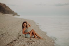 Νέο λεπτό όμορφο κορίτσι γυναικών στην παραλία ηλιοβασιλέματος, ανεξάρτητη δισκογραφική εταιρία ύφος η ανασκόπηση διασταυρώνει τη στοκ εικόνα Νέο λεπτό όμορφο κορίτσι γυναικών στην παραλία ηλιοβασιλέματος, ανεξάρτητη δισκογραφική εταιρία ύφος η ανασκόπηση διασταυρώνει τη στοκ εικόνα