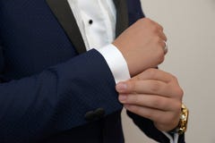 Νέο λευκό καυκάσιο αρσενικό στο μαύρο δεσμό, που καθορίζει το σημάδι συνδέσεων μανσετών του sprezzatura και κομψότητας στοκ εικόνα Νέο λευκό καυκάσιο αρσενικό στο μαύρο δεσμό, που καθορίζει το σημάδι συνδέσεων μανσετών του sprezzatura και κομψότητας στοκ εικόνα