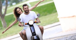 Νέο μηχανικό δίκυκλο μηχανών ζευγών οδηγώντας στην πόλη στοκ εικόνα Νέο μηχανικό δίκυκλο μηχανών ζευγών οδηγώντας στην πόλη στοκ εικόνα