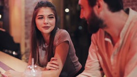 Νέο μοντέρνο ζεύγος που χρονολογεί στο φραγμό απόθεμα βίντεο Νέο μοντέρνο ζεύγος που χρονολογεί στο φραγμό απόθεμα βίντεο