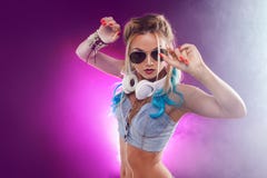 Νέο μοντέρνο κορίτσι στο ύφος disco Μουσική ακούσματος και απόλαυση αναδρομικό ύφος Στοκ φωτογραφίες με δικαίωμα ελεύθερης χρήσης Νέο μοντέρνο κορίτσι στο ύφος disco Μουσική ακούσματος και απόλαυση αναδρομικό ύφος Στοκ φωτογραφίες με δικαίωμα ελεύθερης χρήσης