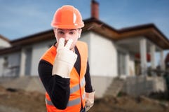 Νέο να κάνει μηχανικών εξετάζει το σημάδι ματιών μου Στοκ Φωτογραφία Νέο να κάνει μηχανικών εξετάζει το σημάδι ματιών μου Στοκ Φωτογραφία