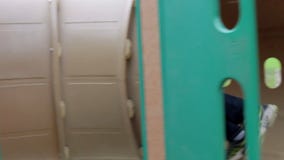 Νέο παιχνίδι αγοριών στο πλαίσιο αναρρίχησης στην παιδική χαρά απόθεμα βίντεο Νέο παιχνίδι αγοριών στο πλαίσιο αναρρίχησης στην παιδική χαρά απόθεμα βίντεο