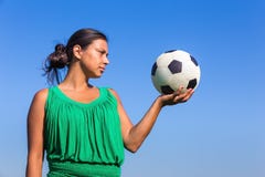 Νέο ποδόσφαιρο εκμετάλλευσης γυναικών σε διαθεσιμότητα με το μπλε ουρανό στοκ εικόνες με δικαίωμα ελεύθερης χρήσης Νέο ποδόσφαιρο εκμετάλλευσης γυναικών σε διαθεσιμότητα με το μπλε ουρανό στοκ εικόνες με δικαίωμα ελεύθερης χρήσης