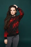 Νέο πρότυπο κορίτσι εφήβων brunette, στα τζιν και την μπλούζα, που θέτουν στο σκούρο πράσινο υπόβαθρο Στοκ φωτογραφία με δικαίωμα ελεύθερης χρήσης Νέο πρότυπο κορίτσι εφήβων brunette, στα τζιν και την μπλούζα, που θέτουν στο σκούρο πράσινο υπόβαθρο Στοκ φωτογραφία με δικαίωμα ελεύθερης χρήσης