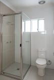 Νέο συμπαγές λουτρό ensuite στοκ εικόνα Νέο συμπαγές λουτρό ensuite στοκ εικόνα