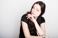 Νέο φιλικό χαμόγελο brunette Πορτρέτο μιας νέας βέβαιας γυναίκας, στοκ εικόνα με δικαίωμα ελεύθερης χρήσης Νέο φιλικό χαμόγελο brunette Πορτρέτο μιας νέας βέβαιας γυναίκας, στοκ εικόνα με δικαίωμα ελεύθερης χρήσης