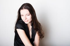 Νέο φιλικό χαμόγελο brunette Πορτρέτο μιας νέας βέβαιας γυναίκας, στοκ εικόνα με δικαίωμα ελεύθερης χρήσης Νέο φιλικό χαμόγελο brunette Πορτρέτο μιας νέας βέβαιας γυναίκας, στοκ εικόνα με δικαίωμα ελεύθερης χρήσης