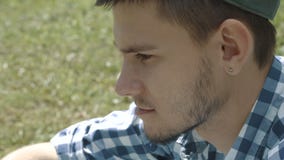 Νέο όμορφο άτομο στην ΚΑΠ που χρησιμοποιεί την ταμπλέτα και το χαμόγελο απόθεμα βίντεο Νέο όμορφο άτομο στην ΚΑΠ που χρησιμοποιεί την ταμπλέτα και το χαμόγελο απόθεμα βίντεο