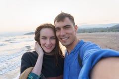 Νέο όμορφο ζεύγος Selfie στην παραλία Στοκ Εικόνες Νέο όμορφο ζεύγος Selfie στην παραλία Στοκ Εικόνες
