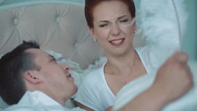 Νέο όμορφο ζεύγος που έχει τη διασκέδαση στο κρεβάτι, παλεύουν με τα μαξιλάρια, αυτός γαργαλήματα αυτή με ένα μεγάλο φτερό, κινημ φιλμ μικρού μήκους Νέο όμορφο ζεύγος που έχει τη διασκέδαση στο κρεβάτι, παλεύουν με τα μαξιλάρια, αυτός γαργαλήματα αυτή με ένα μεγάλο φτερό, κινημ φιλμ μικρού μήκους
