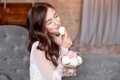 Νέο όμορφο κορίτσι brunette που κρατά ένα εκλεκτής ποιότητας βάζο μετάλλων με σπιτικό marshmallow στοκ εικόνα Νέο όμορφο κορίτσι brunette που κρατά ένα εκλεκτής ποιότητας βάζο μετάλλων με σπιτικό marshmallow στοκ εικόνα