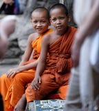 Νέοι βουδιστικοί μοναχοί σε Angkor Wat στοκ εικόνα με δικαίωμα ελεύθερης χρήσης Νέοι βουδιστικοί μοναχοί σε Angkor Wat στοκ εικόνα με δικαίωμα ελεύθερης χρήσης
