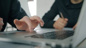 Νέοι επιχειρηματίες που εργάζονται στον πίνακα με το lap-top, συνεδρίαση γραψίματος στο σύγχρονο γραφείο φιλμ μικρού μήκους Νέοι επιχειρηματίες που εργάζονται στον πίνακα με το lap-top, συνεδρίαση γραψίματος στο σύγχρονο γραφείο φιλμ μικρού μήκους