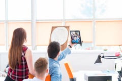 Νέοι επιχειρηματίες που παίρνουν ένα selfie στο γραφείο με την ταμπλέτα στοκ εικόνα Νέοι επιχειρηματίες που παίρνουν ένα selfie στο γραφείο με την ταμπλέτα στοκ εικόνα
