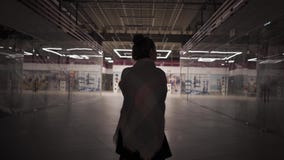 Νέοι όμορφοι περίπατοι γυναικών μόνο σε ένα κλειστό εμπορικό κέντρο απόθεμα βίντεο Νέοι όμορφοι περίπατοι γυναικών μόνο σε ένα κλειστό εμπορικό κέντρο απόθεμα βίντεο