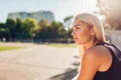Νέος αθλητής γυναικών που έχει το υπόλοιπο μετά από να τρέξει στο sportsground το καλοκαίρι Κορίτσι που χαλαρώνει και που σκέφτετ στοκ εικόνες με δικαίωμα ελεύθερης χρήσης Νέος αθλητής γυναικών που έχει το υπόλοιπο μετά από να τρέξει στο sportsground το καλοκαίρι Κορίτσι που χαλαρώνει και που σκέφτετ στοκ εικόνες με δικαίωμα ελεύθερης χρήσης