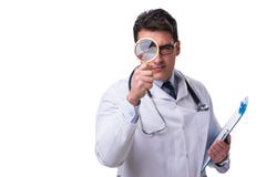 Νέος αρσενικός γιατρός με ένα κοίταγμα που ενισχύει - γυαλί που απομονώνεται στο wh στοκ εικόνα Νέος αρσενικός γιατρός με ένα κοίταγμα που ενισχύει - γυαλί που απομονώνεται στο wh στοκ εικόνα