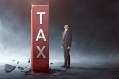 Νέος ασιατικός επιχειρηματίας που εξετάζει το φραγμό υψηλής φορολογίας στοκ φωτογραφία με δικαίωμα ελεύθερης χρήσης Νέος ασιατικός επιχειρηματίας που εξετάζει το φραγμό υψηλής φορολογίας στοκ φωτογραφία με δικαίωμα ελεύθερης χρήσης
