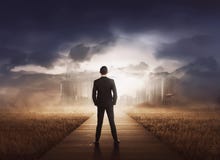 Νέος ασιατικός επιχειρηματίας που περπατά στη σύγχρονη πόλη στοκ φωτογραφία με δικαίωμα ελεύθερης χρήσης Νέος ασιατικός επιχειρηματίας που περπατά στη σύγχρονη πόλη στοκ φωτογραφία με δικαίωμα ελεύθερης χρήσης