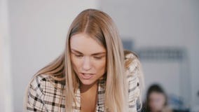 Νέος βέβαιος θετικός ενεργητικός θηλυκός CEO ηγέτης επιχειρηματιών κιν απόθεμα βίντεο Νέος βέβαιος θετικός ενεργητικός θηλυκός CEO ηγέτης επιχειρηματιών κιν απόθεμα βίντεο