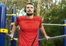 Νέος ελκυστικός αθλητής ατόμων που ασκεί την ώθηση επάνω στο εξωτερικό στοκ εικόνες Νέος ελκυστικός αθλητής ατόμων που ασκεί την ώθηση επάνω στο εξωτερικό στοκ εικόνες