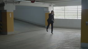 Νέος ελκυστικός επιχειρηματίας που φορά το επίσημο κοστούμι που πηδά και αστείος που χορεύει σε έναν υπόγειο χώρο στάθμευσης στο φιλμ μικρού μήκους Νέος ελκυστικός επιχειρηματίας που φορά το επίσημο κοστούμι που πηδά και αστείος που χορεύει σε έναν υπόγειο χώρο στάθμευσης στο φιλμ μικρού μήκους
