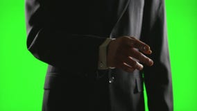 Νέος επιχειρηματίας που κάνει τις χειρονομίες χεριών σε ένα εικονικό επιχειρησιακό περιβάλλον στην πράσινη οθόνη φιλμ μικρού μήκους Νέος επιχειρηματίας που κάνει τις χειρονομίες χεριών σε ένα εικονικό επιχειρησιακό περιβάλλον στην πράσινη οθόνη φιλμ μικρού μήκους