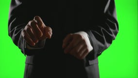 Νέος επιχειρηματίας που κάνει τις χειρονομίες χεριών σε ένα εικονικό επιχειρησιακό περιβάλλον στην πράσινη οθόνη απόθεμα βίντεο Νέος επιχειρηματίας που κάνει τις χειρονομίες χεριών σε ένα εικονικό επιχειρησιακό περιβάλλον στην πράσινη οθόνη απόθεμα βίντεο