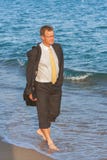 Νέος επιχειρηματίας που περπατά στην παραλία θορίου ε μετά από το χρόνο εργασίας Στοκ Φωτογραφίες Νέος επιχειρηματίας που περπατά στην παραλία θορίου ε μετά από το χρόνο εργασίας Στοκ Φωτογραφίες
