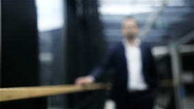 Νέος επιχειρηματίας που περπατά στο έξυπνο λόμπι γραφείων απόθεμα βίντεο Νέος επιχειρηματίας που περπατά στο έξυπνο λόμπι γραφείων απόθεμα βίντεο