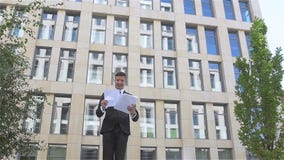 Νέος επιχειρηματίας που ρίχνει το έγγραφο με τα όπλα στον αέρα, σε αργή κίνηση φιλμ μικρού μήκους Νέος επιχειρηματίας που ρίχνει το έγγραφο με τα όπλα στον αέρα, σε αργή κίνηση φιλμ μικρού μήκους