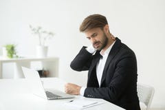 Νέος επιχειρηματίας στο κοστούμι που αισθάνεται τον πόνο λαιμών μετά από τη στατική εργασία στοκ φωτογραφίες Νέος επιχειρηματίας στο κοστούμι που αισθάνεται τον πόνο λαιμών μετά από τη στατική εργασία στοκ φωτογραφίες
