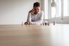 Νέος ηγέτης ανώτατων στελεχών επιχείρησης που λαμβάνει τις αποφάσεις ωρ. στοκ εικόνα Νέος ηγέτης ανώτατων στελεχών επιχείρησης που λαμβάνει τις αποφάσεις ωρ. στοκ εικόνα