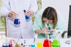 Νέος θηλυκός σπουδαστής επιστημόνων που κοιτάζει μέσω ενός μικροσκοπίου στοκ φωτογραφίες με δικαίωμα ελεύθερης χρήσης Νέος θηλυκός σπουδαστής επιστημόνων που κοιτάζει μέσω ενός μικροσκοπίου στοκ φωτογραφίες με δικαίωμα ελεύθερης χρήσης