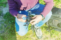 Νέος παραγωγός ταινιών που κρατά το τηλεκατευθυνόμενο εναέριο U AV οχημάτων - κηφήνας, προετοιμάζοντας το για να βγάλει και να πυ στοκ φωτογραφία Νέος παραγωγός ταινιών που κρατά το τηλεκατευθυνόμενο εναέριο U AV οχημάτων - κηφήνας, προετοιμάζοντας το για να βγάλει και να πυ στοκ φωτογραφία