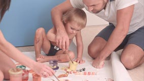 Νέος πατέρας που διδάσκει το αγόρι παιδιών του πώς να χρωματίσει στοκ εικόνες Νέος πατέρας που διδάσκει το αγόρι παιδιών του πώς να χρωματίσει στοκ εικόνες