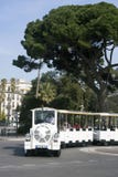Νίκαια, Γαλλία, το Μάρτιο του 2019 Το άσπρο τραίνο επίσκεψης φέρνει τους τουρίστες κατά μήκος του αγγλικού αναχώματος της γαλλική στοκ φωτογραφία Νίκαια, Γαλλία, το Μάρτιο του 2019 Το άσπρο τραίνο επίσκεψης φέρνει τους τουρίστες κατά μήκος του αγγλικού αναχώματος της γαλλική στοκ φωτογραφία